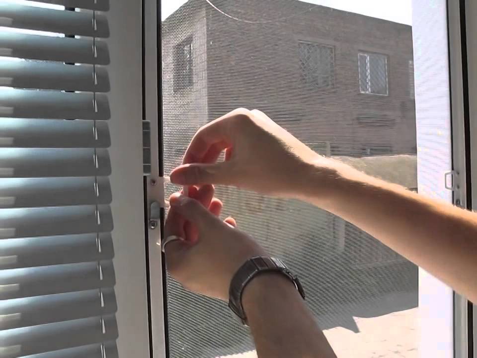 Как установить москитную сетку на пластиковое окно своими руками?
